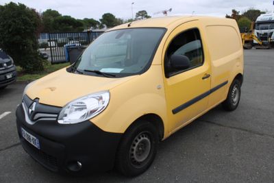 une camionnette jaune garée dans un parking