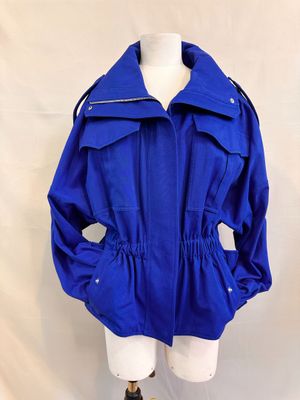 une veste bleue pour femme sur un mannequin, un mannequin, un mannequin, un mannequin, un mannequin, un mannequin, un mannequin, un mannequin