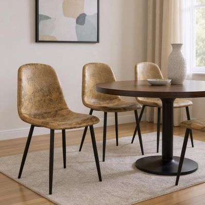 une table avec quatre chaises et un vase posé dessus