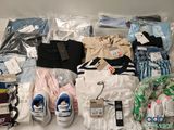 beaucoup de vêtements et de chaussures posés sur une table
