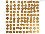 gros plan d'un paquet de pièces d'or sur une surface blanche