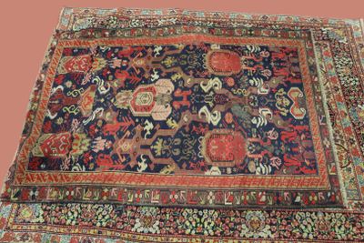 un tapis persan ancien sur fond rose avec un fond rose