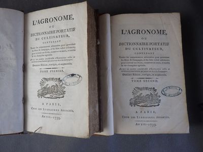 un vieux livre ouvert sur deux pages comportant des illustrations