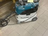 une machine posée sur le sol d'une pièce