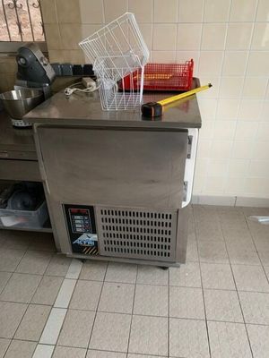 une armoire métallique surmontée d'un panier