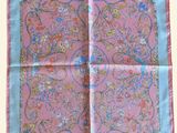un gros plan sur un mouchoir rose et bleu orné d'un motif floral
