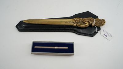 Un coupe papier en bronze signé Piron (L : 26cm environ) dan… - Photo 1