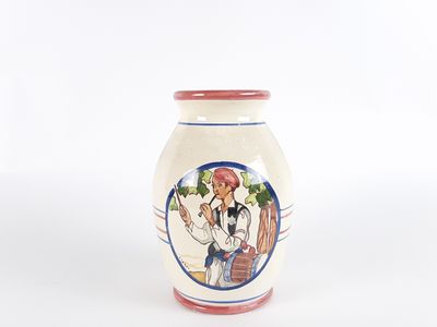 un vase blanc sur lequel est représenté un homme et une femme
