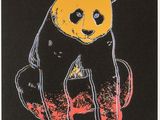 peinture représentant un panda noir et jaune assis sur une surface noire