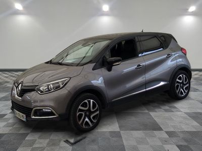 la voiture grise est garée sur le sol en damier d'un garage