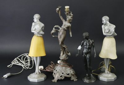 quatre types de lampes différents et un abat-jour posés sur une table