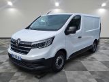 la camionnette blanche est garée sur un sol carrelé en damier