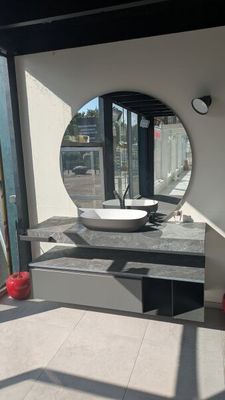 une salle de bains avec un lavabo et un miroir au mur