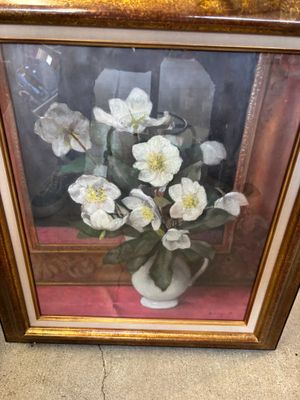 une photo d'un tableau représentant des fleurs blanches dans un vase