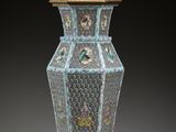 un vase posé sur un support sur une table