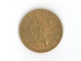 une pièce d'or ornée d'une tête de femme