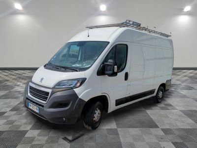 la camionnette blanche est garée sur un sol carrelé en damier