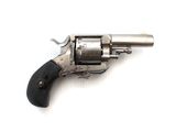 pistolet sur fond blanc, avec une crosse noire et une poignée noire