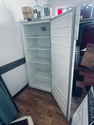un réfrigérateur ouvert dans un coin de la pièce