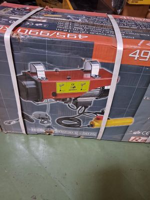 a box that is sitting on the floor in the room