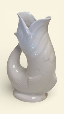 Pichet en barbotine émaillée blanche à décor d'un poisson en…