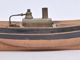 un petit bateau en bois équipé d'une pompe à eau