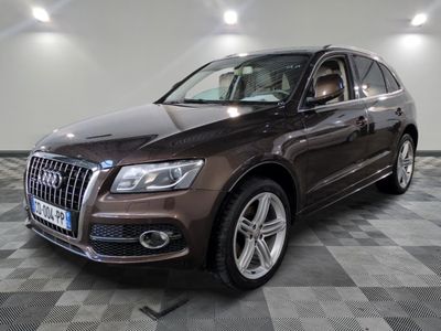 l'audi qx est garée sur un carrelage à carreaux