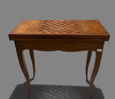 une image représentant une table en bois sur laquelle est posé un échiquier