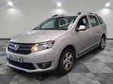une photo d'une dacia argentée garée dans une pièce