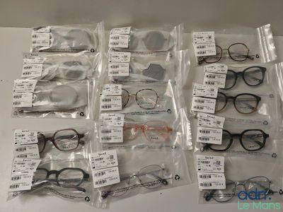 beaucoup de verres rangés dans des sacs posés sur la table