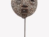 une image représentant une sculpture d'un visage réalisée à partir de coquillages