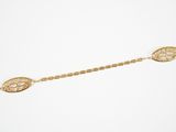 une image d'un bracelet en or sur fond blanc