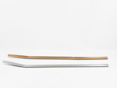 un plateau blanc bordé de bois posé sur une surface blanche