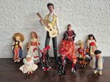 un grand nombre de figurines posées sur une table
