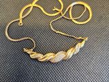 gros plan d'un collier en or sur une surface noire