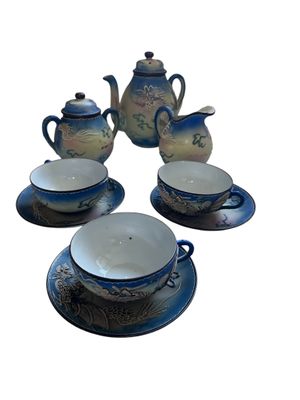 service à thé en porcelaine bleue et blanche, avec tasses et soucoupes assorties
