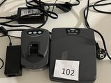 une table sur laquelle sont posés de nombreux appareils électroniques
