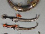 Plusieurs types d'objets métalliques sont exposés sur une table