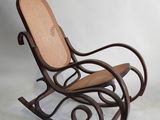 un vieux fauteuil à bascule avec une assise en osier sur fond blanc