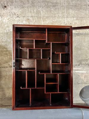 une armoire en bois contenant un miroir et des toilettes