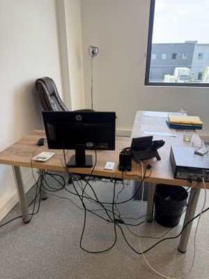 un bureau sur lequel sont posés deux ordinateurs et un ordinateur portable