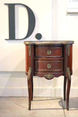 une petite table avec un plateau en marbre et un tiroir