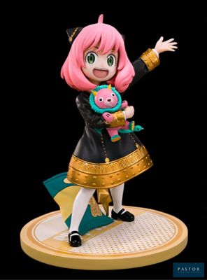 La figurine a les cheveux roses et tient une peluche dans les mains.