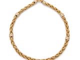 un bracelet en or jaune serti de diamants sur fond blanc