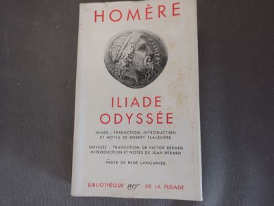 un livre sur lequel figure la photo d'un homme
