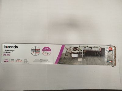une photo d'un téléviseur dans un carton