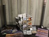 une pile de cartes postales posée sur une table à côté d'une lampe