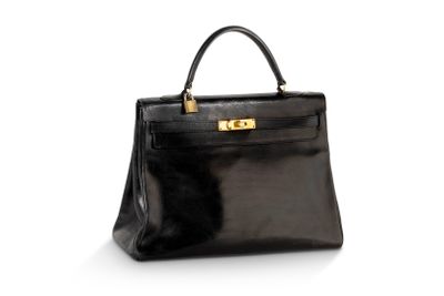 un sac à main en cuir noir sur fond blanc