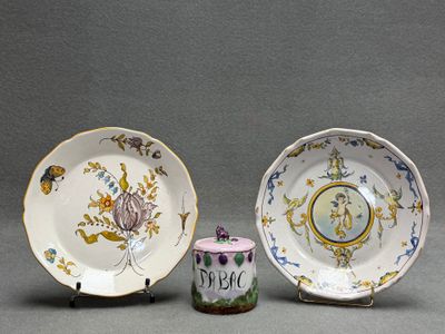Deux assiettes et pot à tabac en faïence.