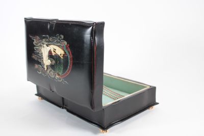une boîte noire sur laquelle est représenté un cheval